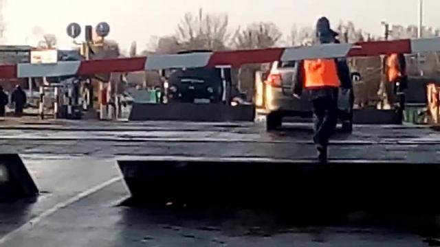 Переезд Новозыбков стоит за шлагбаумов. смотреть онлайн