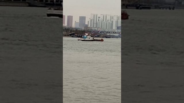 демонстрирую шоколадку Виспа в ожидании пароходиков)