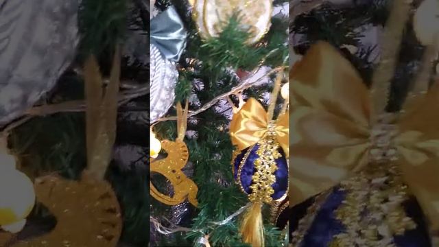 УКРАШАЕМ ЕЛКУ ИГРУШКАМИ СДЕЛАННЫМИ СВОИМИ РУКАМИ смотреть онлайн