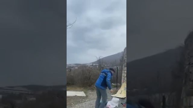 Мужчину, добавлявшего неизвестный порошок в минералку в Пятигорске, разыскивает полиция смотреть онлайн