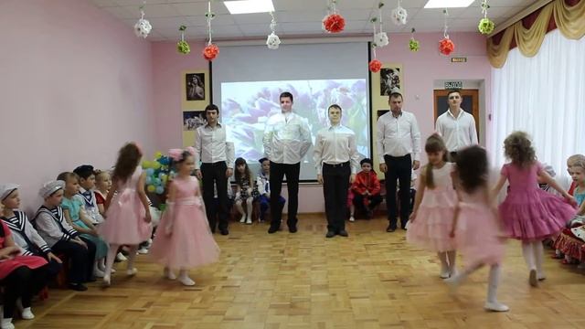 Танец дочерей с папами смотреть онлайн