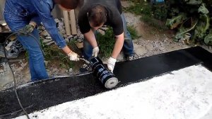 Наплавляем гидроизоляцию маленькой горелкой УГВГ.