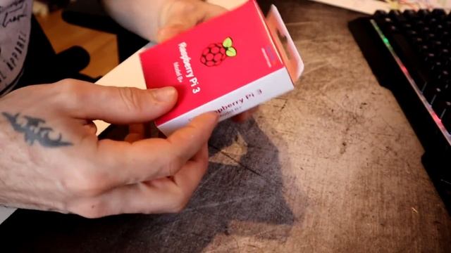 Último modelo Raspberry pi 3 B+ ? Unboxing (mini PC) | 2019 смотреть онлайн