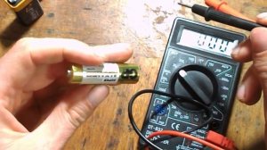 как померять тестером батарейки типа пальчиковых  и крона 9 В