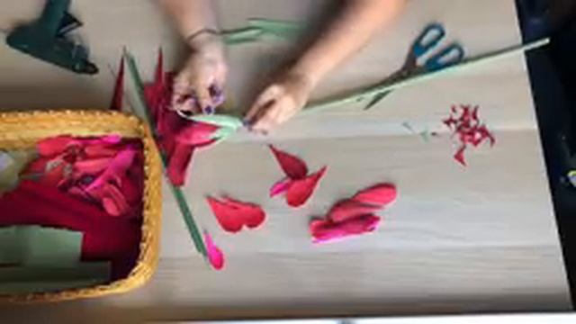 Цветы из гофрированной бумаги. Красный букет. смотреть онлайн
