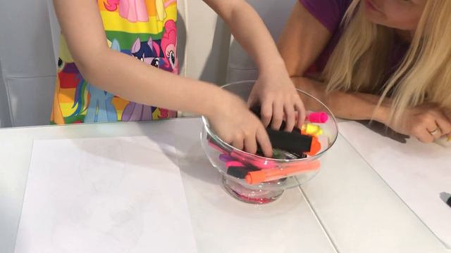 3 МАРКЕРА ЧЕЛЛЕНДЖ с МАМОЙ/3 MARKER CHALLENGE with MOM! LOL Winter Disco Surprise. смотреть онлайн