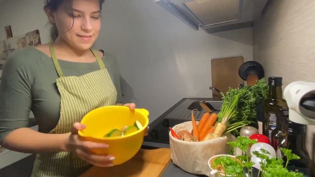 ГОТУЮ ВЕЧЕРЮ В ВИХІДНИЙ ДЕНЬ/курячий шашлик, сирна тарілка, запечені овочі, романтична вечеря смотреть онлайн