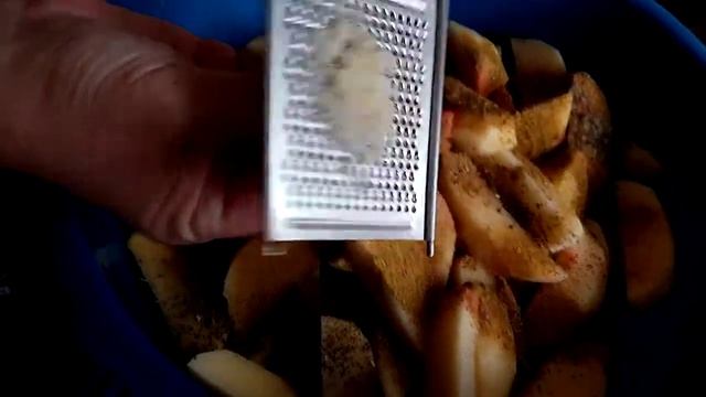 КУРИЦА С КАРТОШКОЙ И ЛУКОМ В ДУХОВКЕ/ПРОСТО И ВКУСНО!!! смотреть онлайн