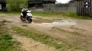 Вот что бывает, когда нет своих мозгов! Пьяный байкер на скутере. Смешно до слез!