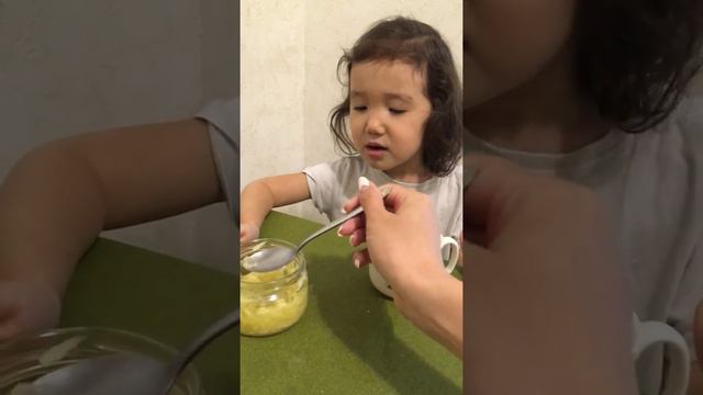 Дети кушают лимон, нет ИМБИРЬ!!