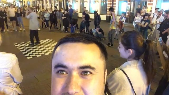 Играет брейк-дансом на Старый Арбат смотреть онлайн