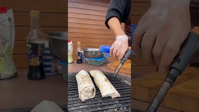 Готовим шаурму на столе-гриль ?? самая сочная начинка #барбекю #стол #шаурма #курица #рецепт смотреть онлайн