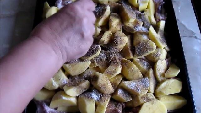 Свиные ребрышки с картофелем запеченные в духовке смотреть онлайн