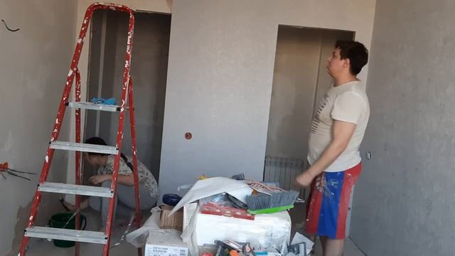 Поклеили ОБОИ в спальне! | Отмыли окна после ремонта | Установили новый унитаз смотреть онлайн