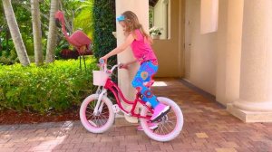 Настя учится кататься на велосипеде. Полезное видео для детей