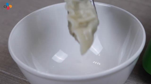 Суп с дамплингами на говяжьем бульоне "Бибиго". CJ THE KITCHEN смотреть онлайн