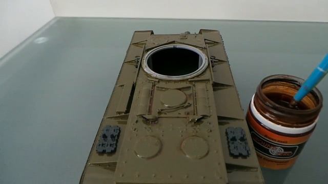Нанесение смывки на корпус модели танка.