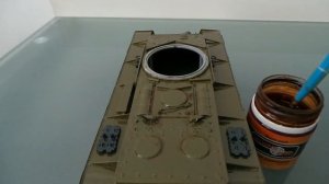 Нанесение смывки на корпус модели танка.