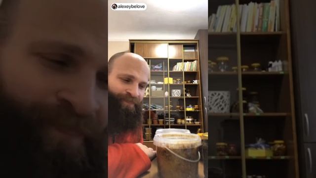 О пользе продуктов пчеловодства. Беседа апитерапевта Исаханян Манушак с Алексеем Беловым смотреть онлайн