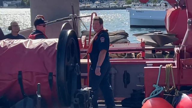 Toronto Fire Services "William Lyon Mackenzie" Fireboat Pulling Into Harbor смотреть онлайн