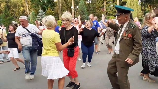 ПЛАМЕНЕМ ОГНЯ, ТЫ ЛЮБИЛ МЕНЯ! ХАРЬКОВ ТАНЦЫ В ПАРКЕ ГОРЬКОГО 2021 смотреть онлайн