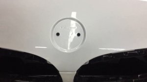 Как снять значок БМВ. Снимаем эмблему с капота.