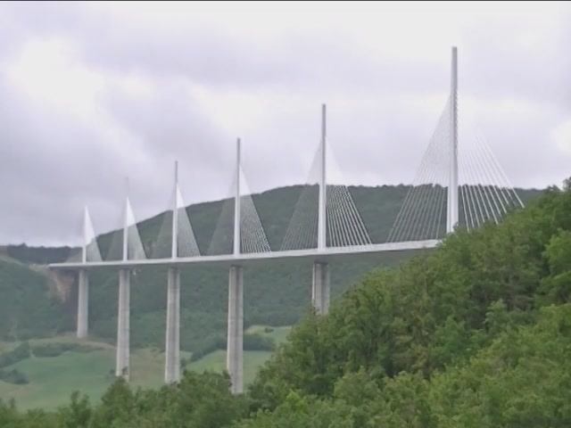 "Французский поцелуй." Португалия. Франция.  Виадук Миллау.