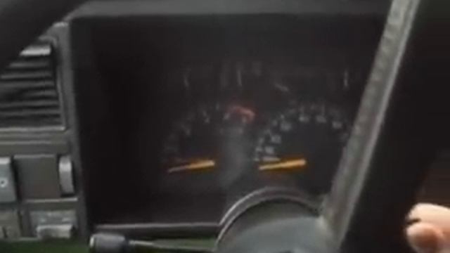 Шевроле Тахо зимой в лесу.