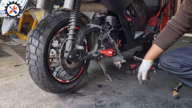 We show you how to change motorcycle tires. Honda ADV 350 смотреть онлайн