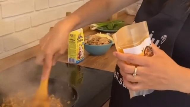 КУРОЧКА В СЛИВОЧНО-СЫРНОМ СОУСЕ. РЕЦЕПТ ЗА 30 МИНУТ смотреть онлайн