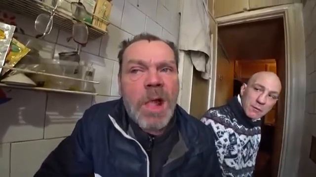 ДЯДЯ ЮРА ДЕЛАЕТ СВОЕЙ БРИГАДЕ РОЛЛЫ смотреть онлайн