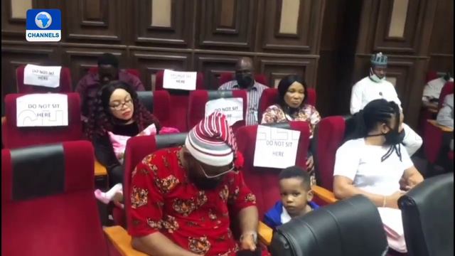 Drama in C'0URT as DSS & Judge scared of Nnamdi Kanu wearing Traditional Cloth with Lion Head Desig смотреть онлайн