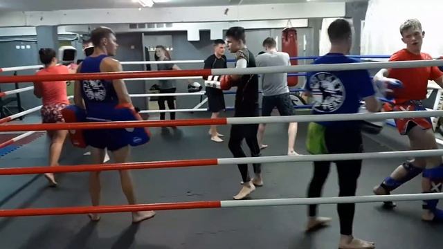 Тренировки в СК "Fighter". РАБОТА НА ПЭДАХ, СНАРЯДАХ смотреть онлайн