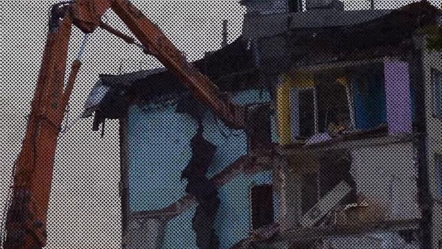 Снос хрущевки экскаватором Hitachi ZX 350 LCK, часть 2 смотреть онлайн