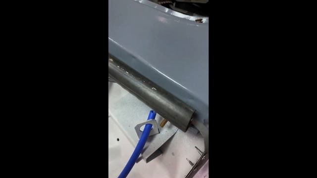 НИВА ржавеет переднее крыло, аккумуляторный ящик , протекает вода в салон, одна из причин смотреть онлайн