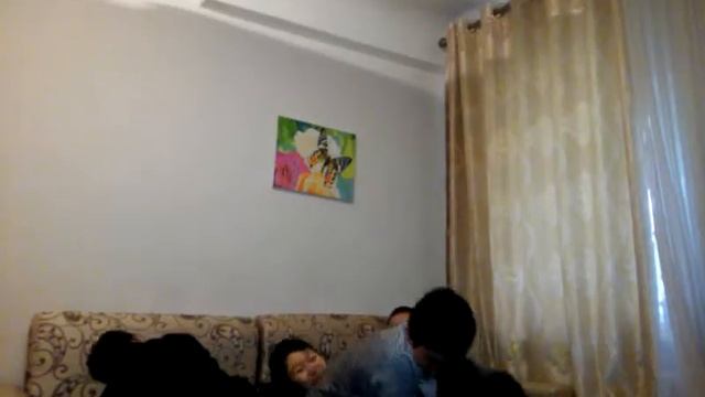 Как с друзьями драться на кровати смотреть онлайн