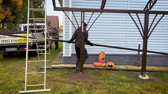 Навес из поликарбоната на две машины во дворе частного дома 6х6 от мастерской Спецкаркас смотреть онлайн