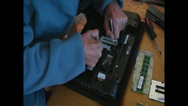 HOW TO INSTALL MEMORY UPGRADE TOSHIBA SATELLITE LAPTOP смотреть онлайн