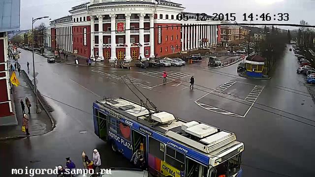 Троллейбус пошел на таран смотреть онлайн