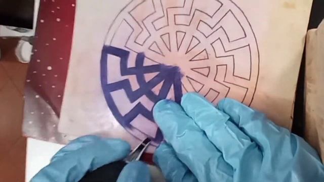 Black Sun Tattoo On Fakeskin Timelapse смотреть онлайн