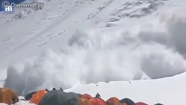 Лавина накрывает альпинистов.... смотреть онлайн