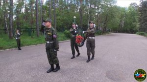 Возложение венка к памятнику