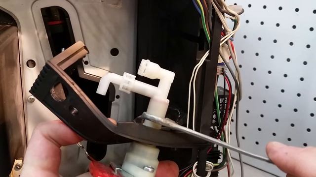 Замена помпы на кофемашине Delonghi. смотреть онлайн
