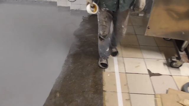 Заливаем полы 