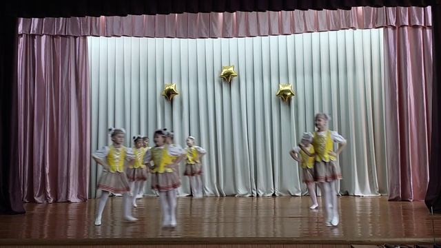 Танцевальный коллектив "Страна друзей". ГУО "Средняя школа 5". Танец "Бульба". смотреть онлайн