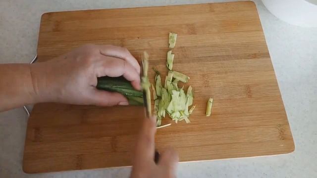 Бесподобный САЛАТ - МИНУТКА с яичными блинчиками. Готовится быстро съедается ещё быстрей. смотреть онлайн