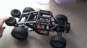 Багги с задним приводом и мягкой подвеской из Lego Technic.