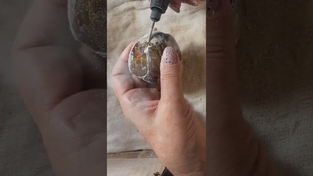 Обработка янтаря  дома#калининградсегодня#ornaments #ручнаяработа #amber #handmadejewelry#jewellry