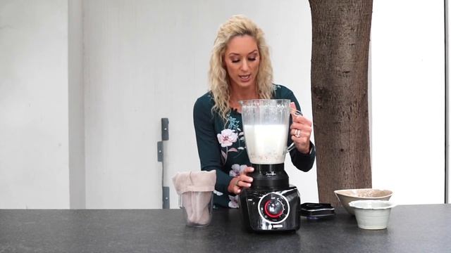 How to Make Homemade Almond Milk with Lisa Raleigh смотреть онлайн