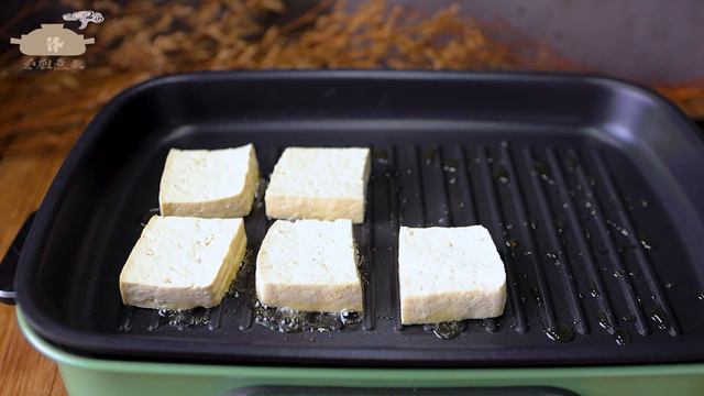 自制铁板包浆豆腐 风靡夜市的【包浆豆腐】原来这么简单Night market famous [popping tofu] turned out to be so simple, “全职煮夫”锋叔叔 смотреть онлайн